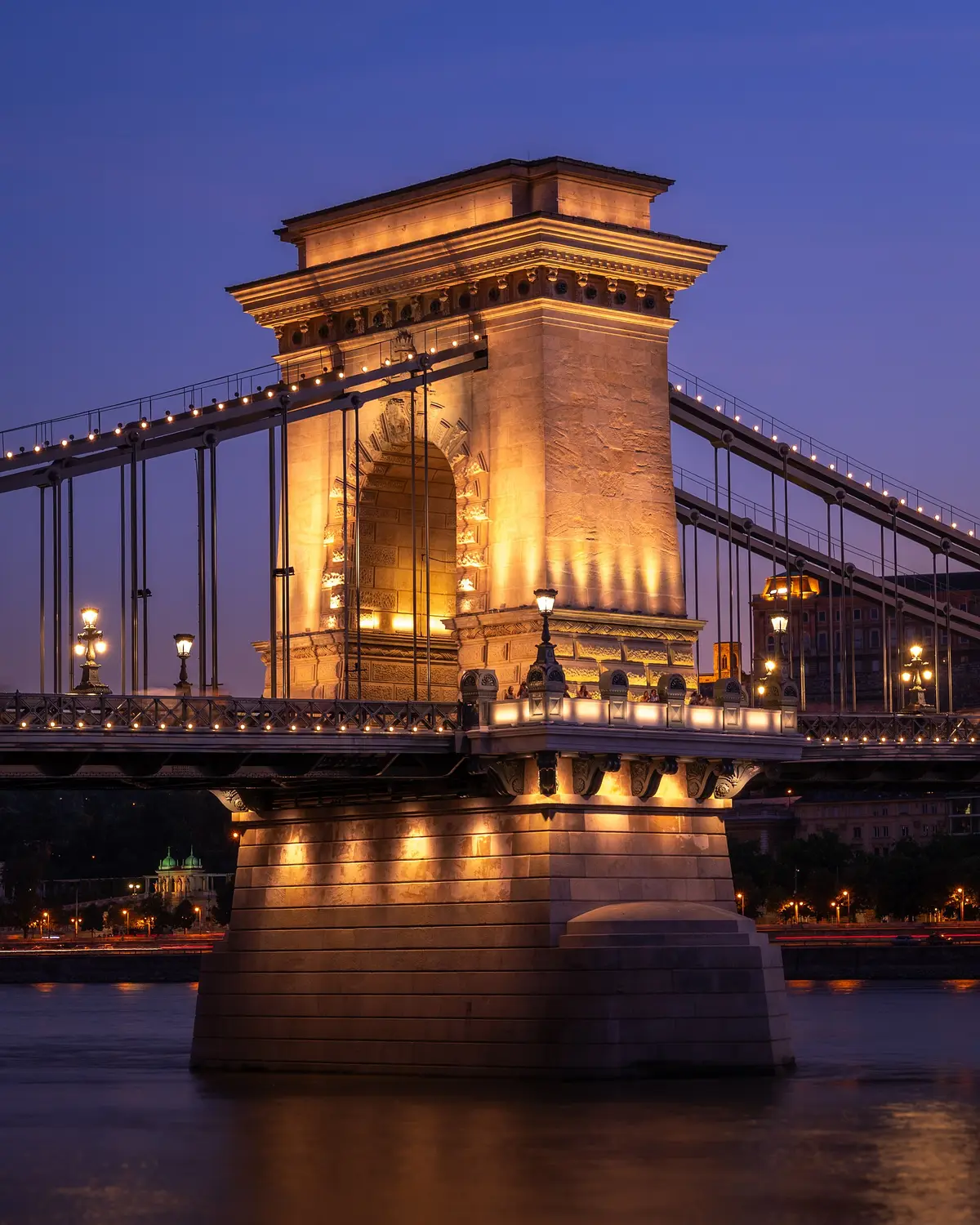 Budapest, a Lánchíd alkonyatkor a Duna felett