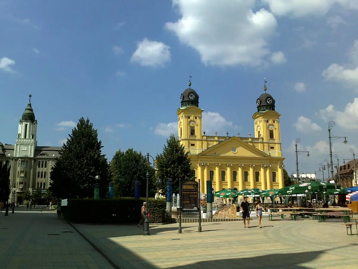 Debrecen, a Nagytemplom a napsütéses Kossuth térről