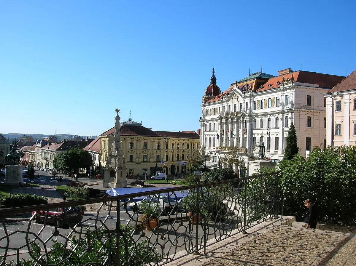Pécs, belvárosi tér színes homlokzatokkal
